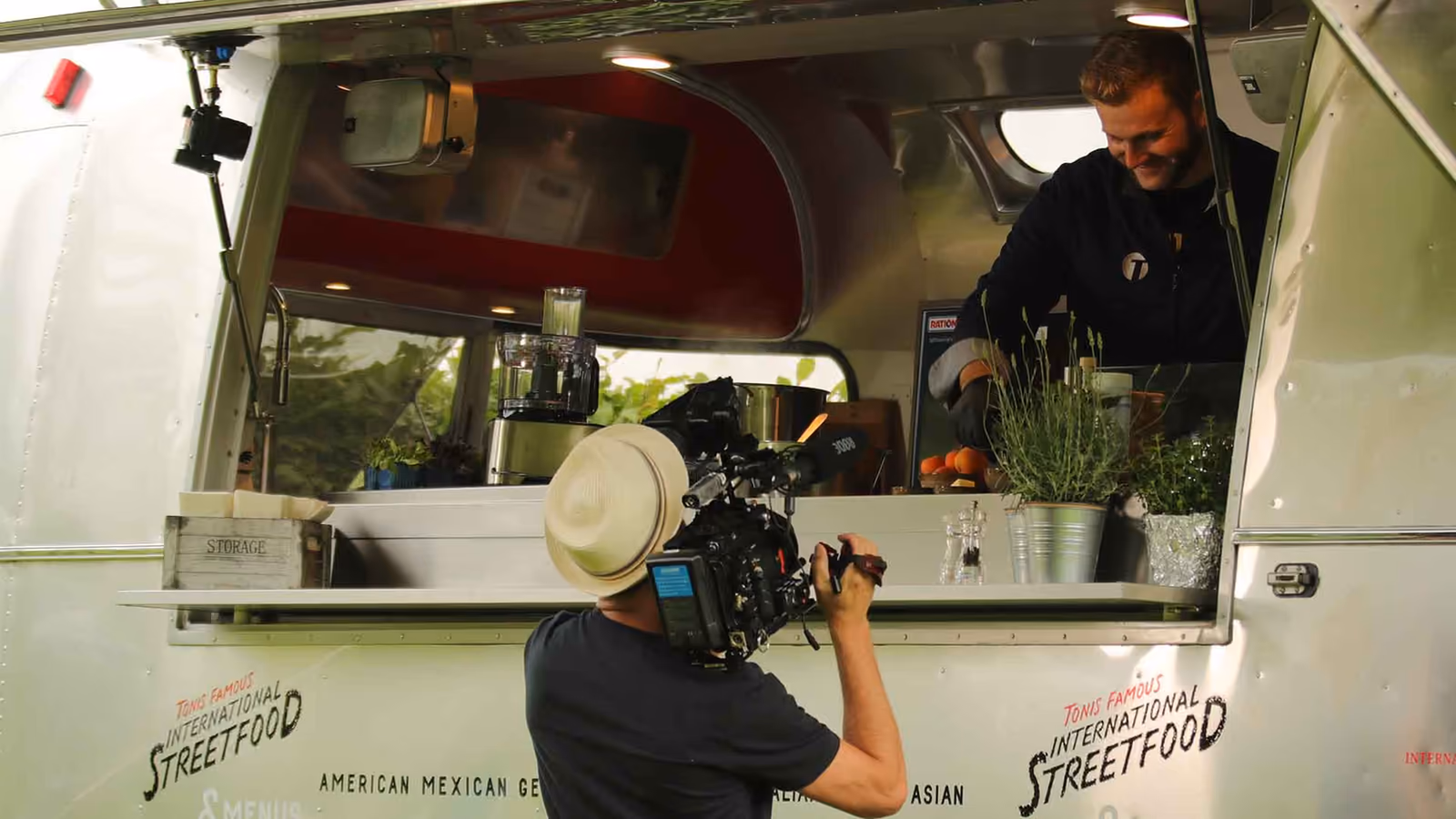 Airstream mit Crew im Einsatz